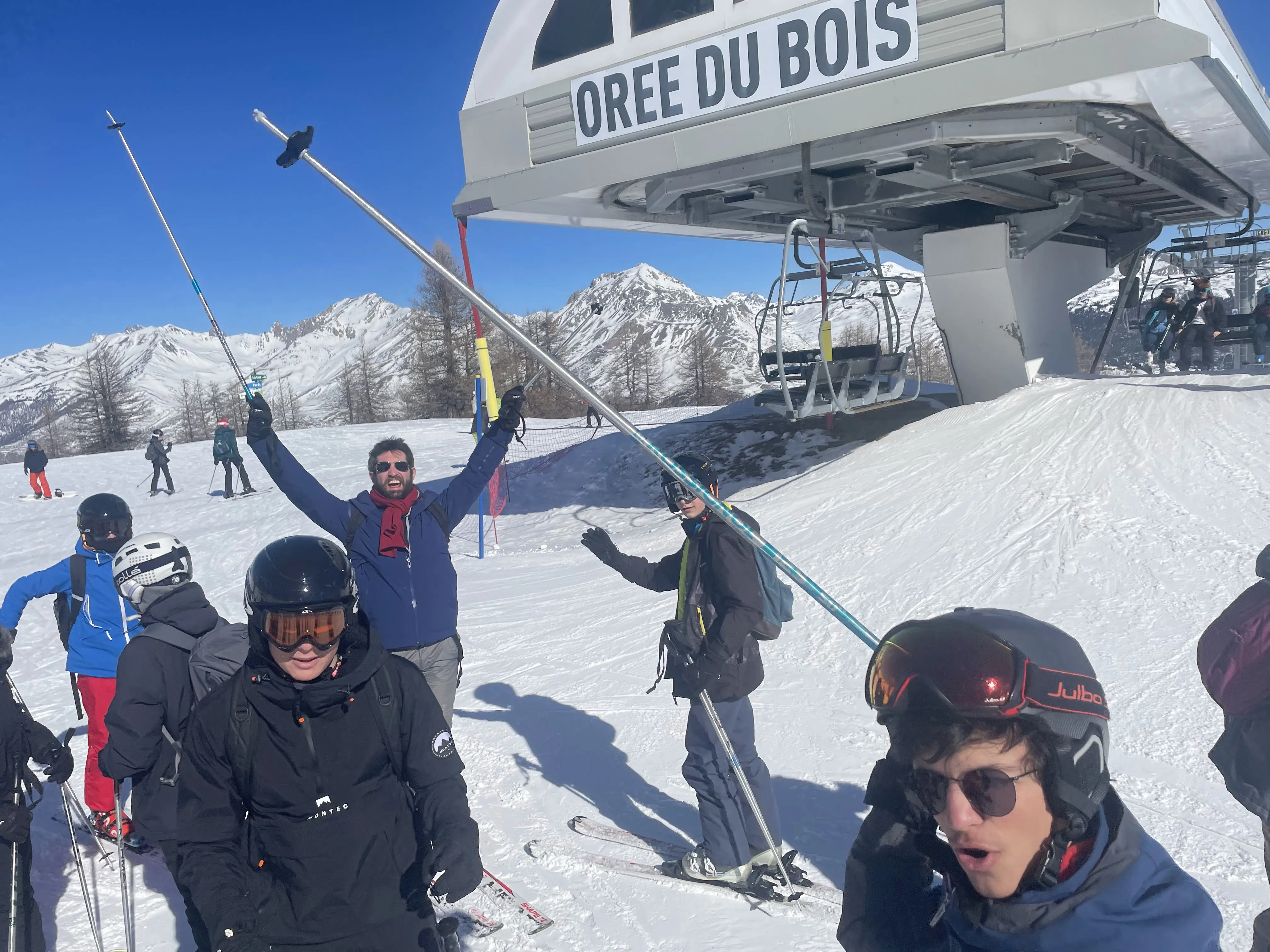 Moment de détente des jeunes au camp SkiSpi