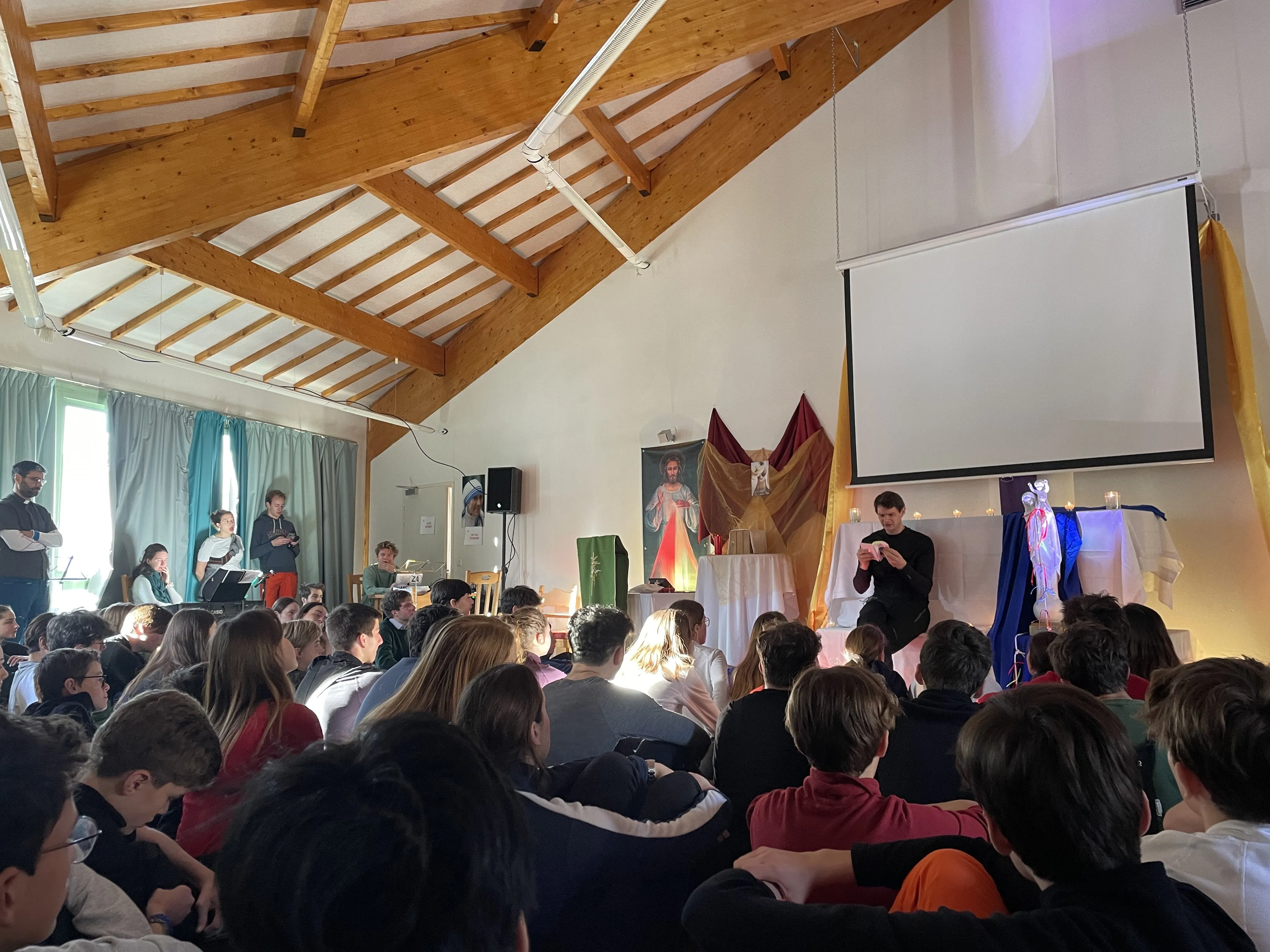 Les animateurs et les jeunes du camp SkiSpi